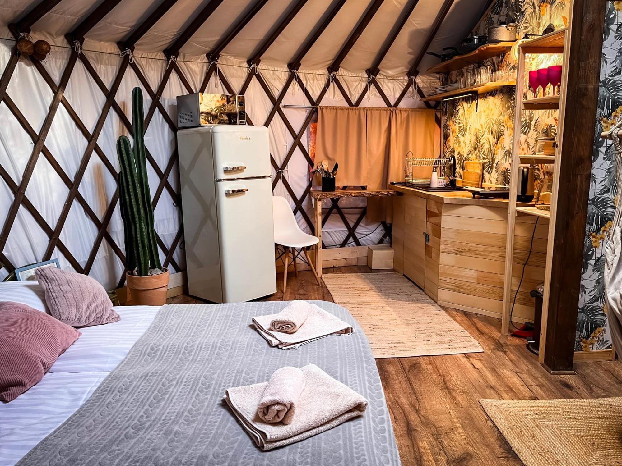 Aloha Glamp - Okragle Domki Przy Rzece - Balia I Sauna - Energylandia Zagornik Bagian luar foto